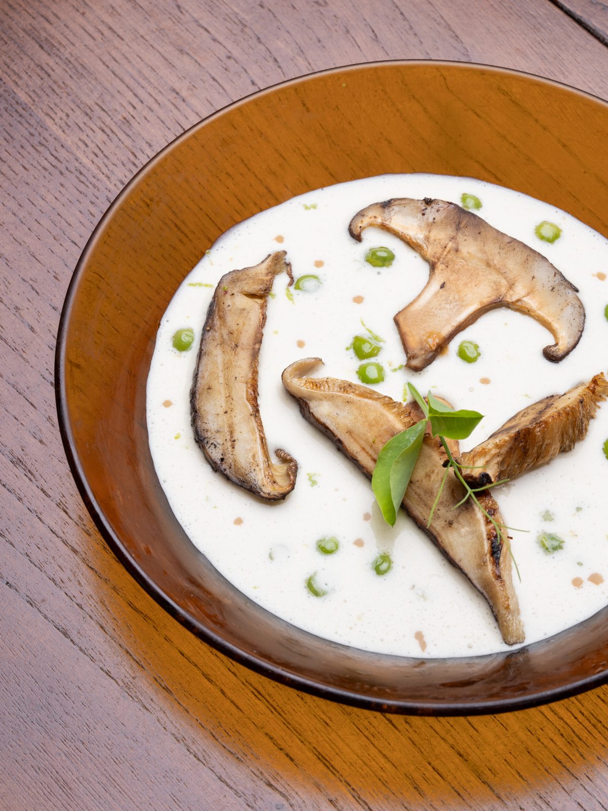 Prato de ajoblanco con shiitake &aacute; brasa
